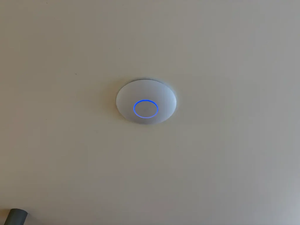Realizacje Punkt dostępowy Ubiquiti U6+ zamontowany na suficie